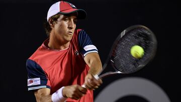 El tenista brasile&ntilde;o Felipe Meligeni devuelve una bola durante su partido ante Dominic Thiem en el ATP World Tour Rio Open de 2020 en el Jockey Club de Rio de Janeiro, Brasil.