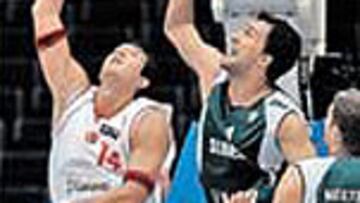 En lucha por el rebote.