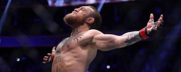 Conor McGregor posa en el centro del octágono mientras es presentado en el UFC 246.