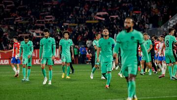 Los jugadores del Atlético, apesadumbrados al final del partido en Montilivi.