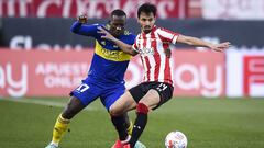 LA PLATA, ARGENTINA - AUGUST 15: Juan Sanchez Mi&ntilde;o of Estudiantes La Plata fights for the ball with Luis Advincula of Boca Juniors during a match between Estudiantes and Boca Juniors as part of Torneo Liga Profesional 2021 at UNO Jorge Luis Hirschi Stadium on August 15, 2021 in La Plata, Argentina. (Photo by Marcelo Endelli/Getty Images)