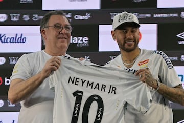 Neymar posa con su nueva camiseta junto a Marcelo Pirilo Teixeira, presidente del club brasile?o.