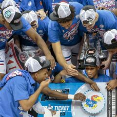 How do I fill out a March Madness bracket?