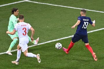 1-1. Karim Benzema marca el primer gol.