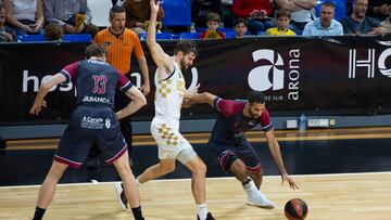 LA LAGUNA (TENERIFE), 02/12/2023.- El alero canadiense del Monbus Obradoiro, Thomas Scrubb (d), intenta avanzar ante la presencia del ala-pívot canadiense del Lenovo Tenerife, Aaron Doornekamp (c), durante el partido de la jornada 12 de la Liga ACB que enfrentó al Lenovo Tenerife y al Monbus Obradoiro, este sábado en el pabellón Santiago Martín en La Laguna, Tenerife. EFE/ Miguel Barreto
