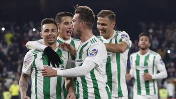 Rub&eacute;n Castro celebra con sus compa&ntilde;eros tras marcar el penalti que le dio la victoria al Betis. 