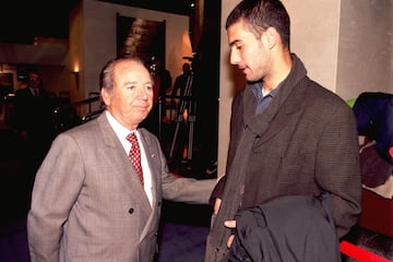 Núñez charla con Pep Guardiola (jugó con el Barcelona desde 1990 hasta 2001).