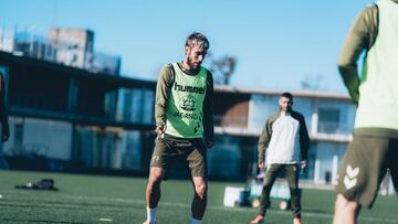 Óscar Mingueza, jugador del Celta, durante un entrenamiento en la ciudad deportiva del club vigués.