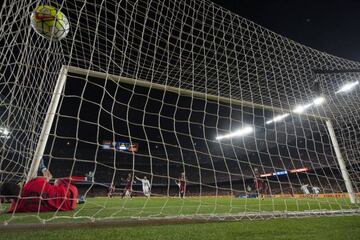 Barça keeper Claudio Bravo is beaten by Bale - but the goal didn't stand.