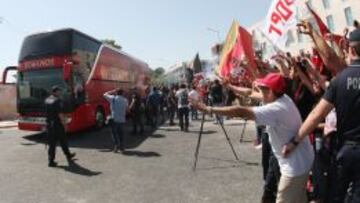 El autob&uacute;s del equipo, a su llegada a Da Luz.