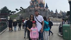 Kiko Casilla con su mujer y su hija en Disneyland Par&iacute;s