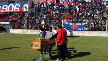 Hinchas de Central Córdova se saltan la cuarentena para despedir al 'Trinche' Carlovich