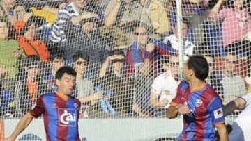 <b>OPORTUNISMO. </b>Corona salvó sobre la línea de gol un remate a bocajarro de Mario Bermejo en la primera parte.