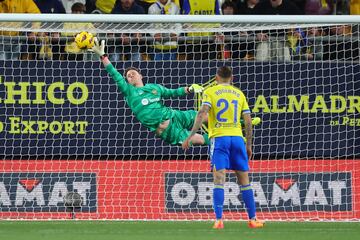 El jugador del Cádiz, Roger Martí, observa la gran estirada de Marc-André ter Stegen para desviar el balón con su mano derecha tras un lanzamiento de Aiham Ousou.