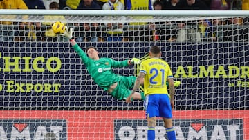 El jugador del Cádiz, Roger Martí, observa la gran estirada de Marc-André ter Stegen para desviar el balón con su mano derecha tras un lanzamiento de Aiham Ousou.