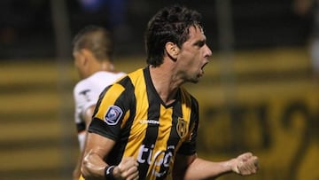 Ex delantero de Colo Colo está a punto de batir récord en Paraguay