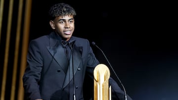 Paris (France), 28/10/2024.- Barcelona and Spain forward Lamine Yamal delivers his speech after receiving the Kopa Trophy for the best player under the age of 21 at the Ballon d'Or 2024 ceremony at the Theatre du Chatelet in Paris, France, 28 October 2024. (Francia, España) EFE/EPA/MOHAMMED BADRA