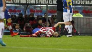 Tiago se duele en el suelo en el partido de ida contra el Espanyol.