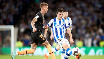 SAN SEBASTIAN, SPAIN - NOVEMBER 06: Jon Magunazelaia Argoitia of Real Sociedad competes for the ball with Samu Castillejo of Valencia CF during the La Liga Santander match between Real Sociedad and Valencia CF at Reale Arena on November 6, 2022, in San Sebastian, Spain. (Photo By Ricardo Larreina/Europa Press via Getty Images)