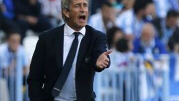 El entrenador chileno del Málaga CF, Manuel Pellegrini, hace indicaciones a sus jugadores durante el partido de la trigésima séptima jornada de Liga de Primera División que Málaga y Deportivo de La Coruña disputan esta noche en el estadio de La Rosaleda.