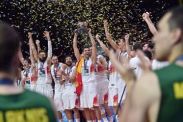 Celebraci¨®n de los espa?oles por la medalla de oro conseguida.