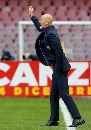 Soccer Football - Serie A - Napoli vs Fiorentina - Stadio San Paolo, Naples, Italy - December 10, 2017 Fiorentina coach Stefano Pioli
