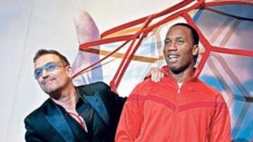 <b>SOLIDARIOS. </b>Bono y Drogba prestaron su imagen para la lucha contra el SIDA.