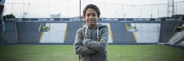 El joven actor Rony Saphiama, en el estadio de Alianza Lima.