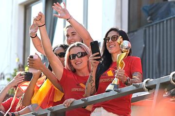 Alexia Putellas y Jennifer Hermoso con el trofeo de la Copa del Mundo durante el recorrido del autobús por las calles de Ibiza.