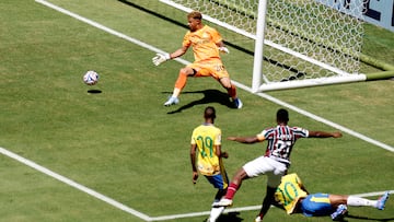 Soccer Football - FIFA Club World Cup - Group F - Mamelodi Sundowns v Fluminense - Hard Rock Stadium, Miami Gardens, Florida, U.S. - June 25, 2025 Fluminense's Jhon Arias shoots at goal as Mamelodi Sundowns' Ronwen Williams and Divine Lunga look on REUTERS/Marco Bello
