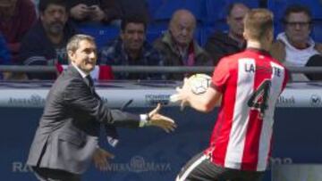 Valverde entregando un balón a Laporte durante un encuentro de liga.