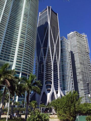 El exfutbolista y su esposa Victoria compraron recientemente esta casa en el rascacielos One Thousand Museum en Miami diseñado por Zaha Hadid. El ático de dos plantas y cinco habitaciones tiene más de mil metros cuadrados. El edificio cuenta con piscinas al aire libre y otra cubierta en la planta 60, gimnasio, spa, peluquería, salón de belleza y zonas comunes donde realizar presentaciones y eventos privados.