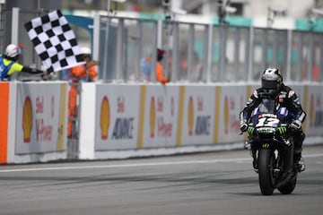 Maverick Viñales cruzando la línea de meta en primer lugar en Sepang. 