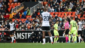 La afici車n del Elche alza la voz contra los arbitrajes