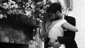 Miley Cyrus y Liam Hemsworth abrazados el d&iacute;a de su boda, el 23 de diciembre de 2018