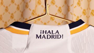 El uniforme local del Real Madrid 23-24 presenta el icónico eslogan del club "¡Hala Madrid!" en el cuello, un grito de batalla comúnmente coreado por los madridistas que animan a su lado desde las gradas.