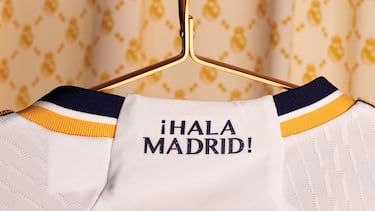 El uniforme local del Real Madrid 23-24 presenta el icónico eslogan del club "¡Hala Madrid!" en el cuello, un grito de batalla comúnmente coreado por los madridistas que animan a su lado desde las gradas.