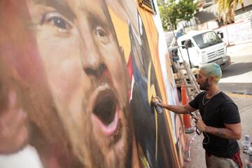 Está situado en el barrio de Palermo, en Buenos Aires. La obra, de unos seis metros de alto y cinco de ancho, ha sido realizada por el artista Maximiliano Bagnasco. En el mural aparece Messi levantando la Copa del Mundo junto al Dibu Martínez, Paulo Dybala y Rodrigo De Paul.