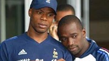 <b>¿SERÁ TITULAR?</B>. Compañeros en el Real Madrid, ahora parece que sustituirá a Zidane en el segundo partido de la selección francesa. Mientras tanto, reposa en el hombro de Wiltord.