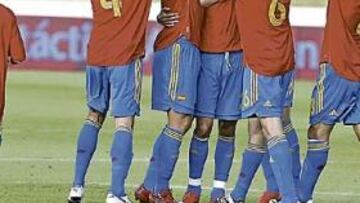 <b>AL CIELO DE PUERTA. </b>Los jugadores homenajearon a Puerta.