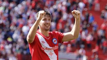 El volante naci&oacute; en los Estados Unidos y este s&aacute;bado marc&oacute; su primer gol con la camiseta de Argentinos Juniors de la Superliga Argentina.