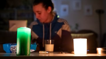 Una mujer se ilumina en el interior de su casa con la ayuda de velas e iluminación a pilas durante el apagón general, en Madrid, a 28 de abril de 2025. Un apagón eléctrico ha asolado España, Portugal y parte de Francia a las 12.30h. de la mañana. Sin saber aún las causas concretas del apagón, poco a poco se está recuperando el suministro eléctrico en todas las regiones de la Península Ibérica. (A. Pérez Meca / Europa Press)
A. Pérez Meca / Europa Press
28/04/2025