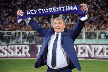 El actual dueño de la Fiorentina creció económicamente vendiendo televisión por cable en los Estados Unidos. Con una fortuna estimada en 6.500 millones de euros, adquirió el equipo viola en verano de 2019, por una cifra cercana a los 200 millones de euros. Se lo compró a otra familia poderosa en Italia, los Della Valle, zapateros de lujo, que a su vez se lo había comprado a Vittorio Cecchi Gori, un productor de cine y de televisión, aquejado por la cantidad de deudas que tenía. 