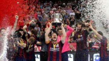 Los jugadores del Barcelona festejan la Copa del Rey obtenida en Gij&oacute;n ante el Granollers.