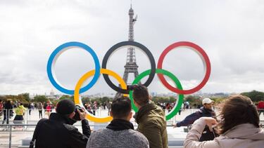 Los aros olímpicos delante de la Torre Eiffel de París.