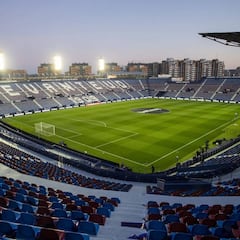 El Levante comienza a retirar la cubierta del Ciutat de Valencia