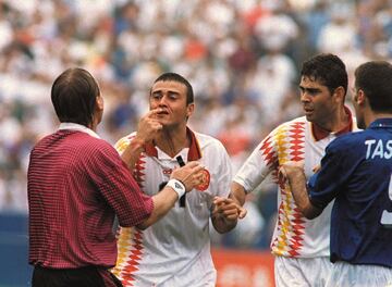 El actual seleccionador nacional se formó en Mareo, donde llegó a jugar en el Sporting de Gijón antes de pasar al Real Madrid. En el equipo blanco estuvo cinco temporadas, hasta 1996, dejando 241 partidos con 23 goles. Al acabar su contrato, no quiso renovar con la entidad madridista y pasó al Barcelona, donde estaría hasta 2004. Con la Selección española acudió a la Eurocopa de 1996, donde jugó dos encuentros, ante Bulgaria y Francia.