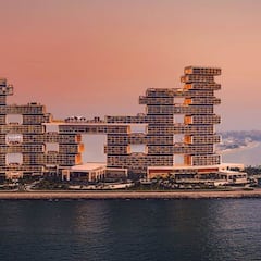 El mejor hotel del mundo está en Dubái y te permite nadar entre las nubes