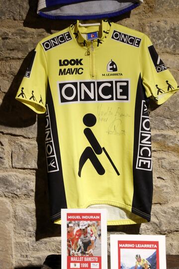 Marino Lejarreta, ciclista y luego director de la ONCE, donó y firmó este maillot de la ONCE de la Vuelta de 1991.