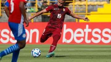 AMDEP918. BOGOTÁ (COLOMBIA), 31/01/2023.- Brayan Alcocer de Venezuela patea el balón hoy, en un partido de la fase final del Campeonato Sudamericano Sub'20 entre las selecciones de Paraguay y Venezuela en el estadio de Techo en Bogotá (Colombia). EFE/ Carlos Ortega
